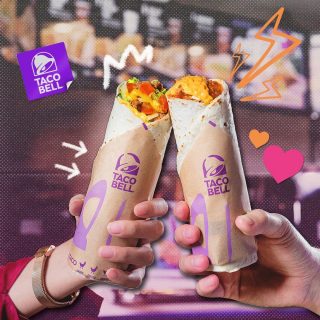 Burrito cheers are the best kind of cheers! 🌯✨ Kalo yang dua ini sih emang selalu jadi tough choice ya 🤌🏻 

Lo bakal pilih Grilled Stuft Burrito yang lengkap pake daging, melted cheese, selada, dan pico de gallo, atau Cheesy Burrito yang puas banget pake nasi, daging, dan melted cheese? 🤔 

#WaktunyaTacoBell #TacoBellIndonesia
.
.
.
#tacobell #tacobelljakarta #taco #tacojakarta #burrito #cheeselovers #mexicanfood #mexicanfoodjakarta #jakartafood #jakartafooddestination #jakartafoodbang #dinneridea #dinnermenu #makanmalam #menumakanmalam #restojakarta #kulinerjakarta #jakartaculinary #musttryfood #gofoodjakarta #grabfoodjakarta